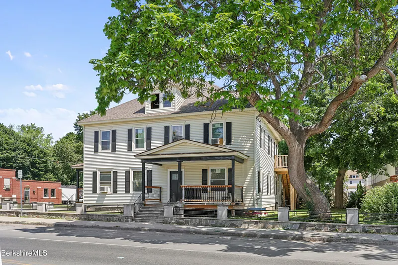 271 Tyler St Photo 3