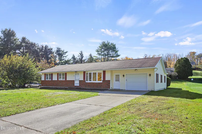 64 Devonshire Dr Photo 2