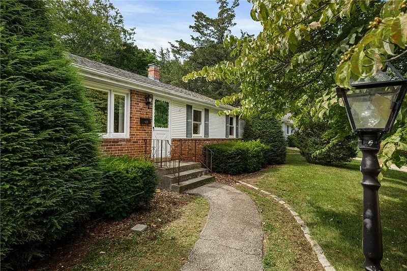 108 Longfellow Drive Photo 2