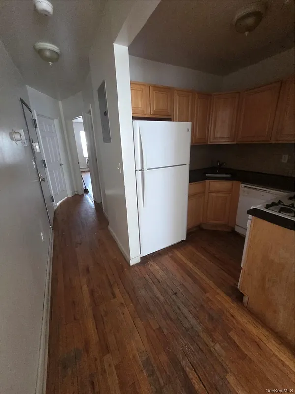 2471 B Crotona Avenue Photo 8