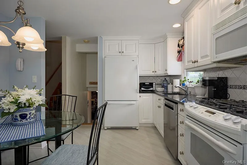 8 Carroll Drive Photo 21