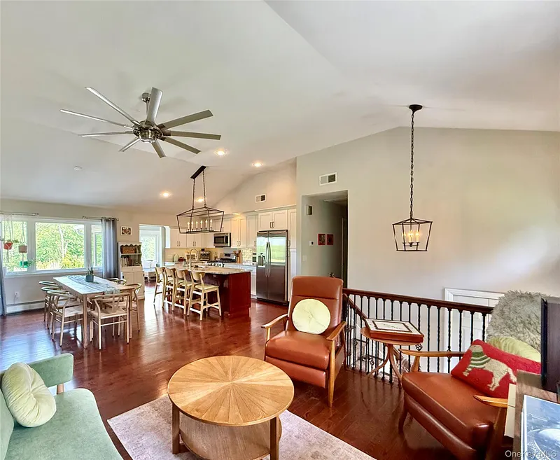 26 Bridle Lane Photo 4