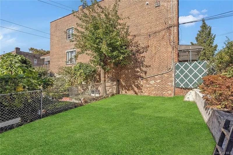 1017 Rhinelander Avenue Photo 19