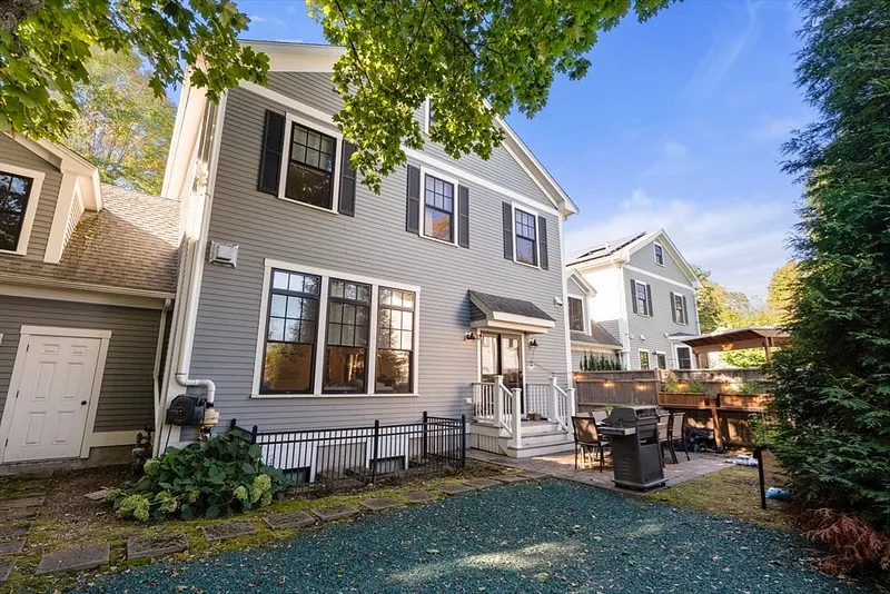 88 Crescent St  #2 Photo 31