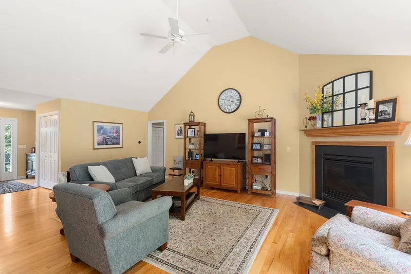75 Hillcrest Circle Photo 6