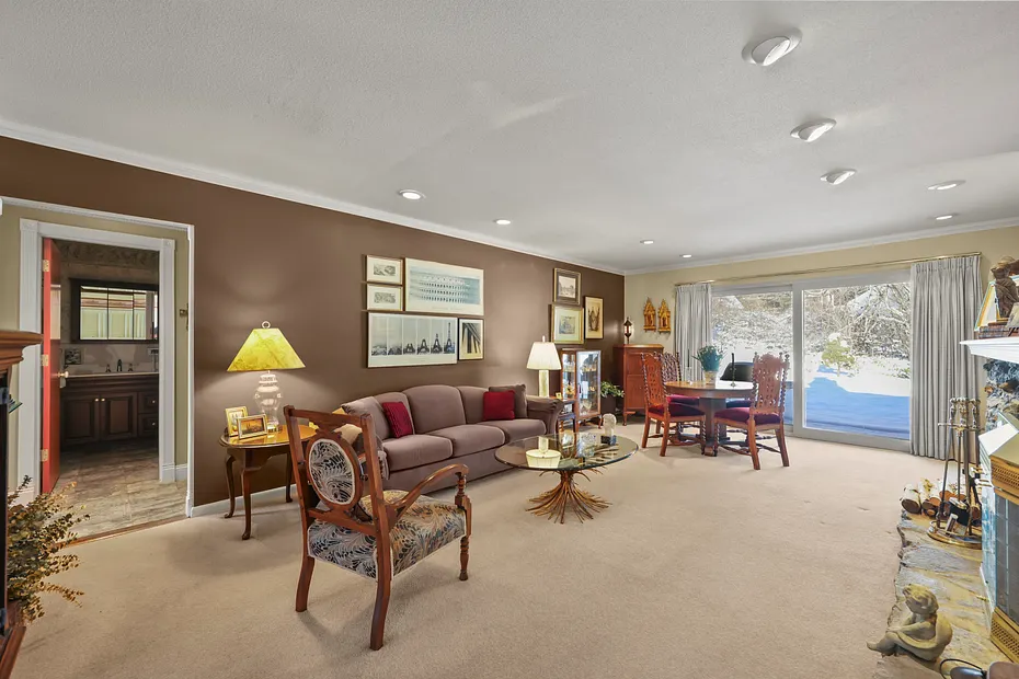 60 Churchill Crest Photo 5