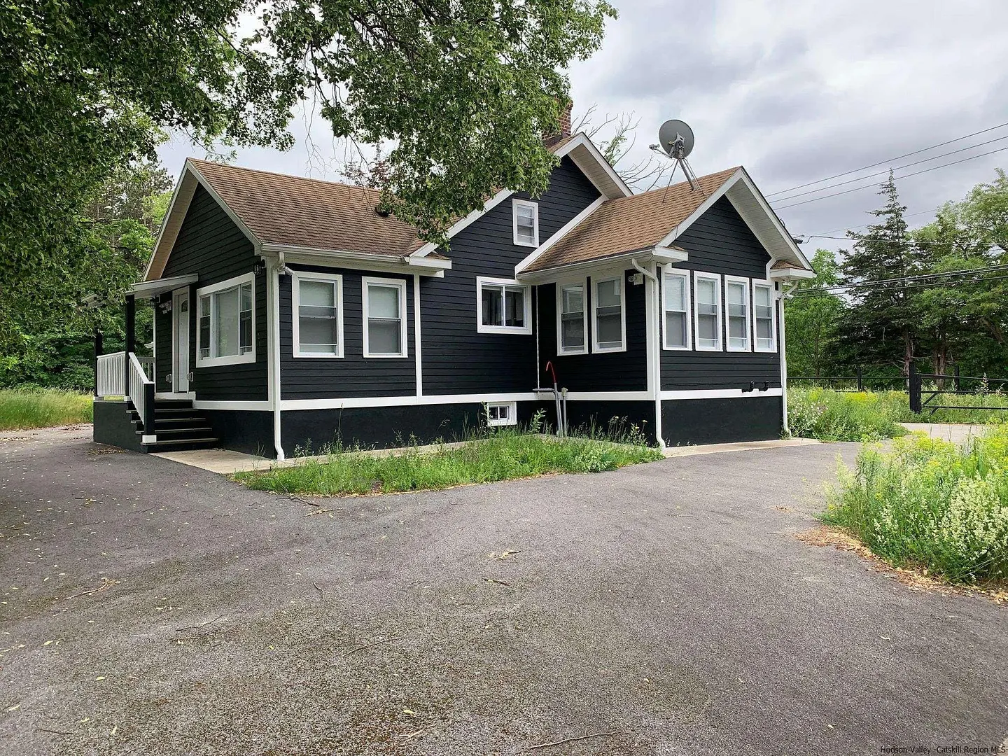 1091 Albany Post Road Photo 3