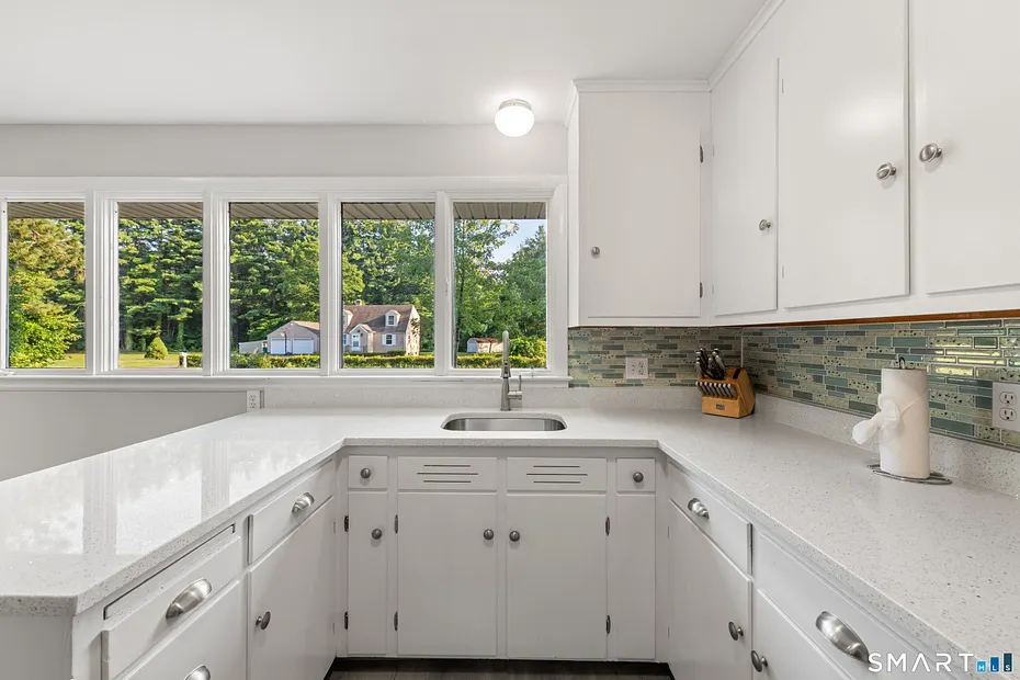 24 East Wintonbury Avenue Photo 5
