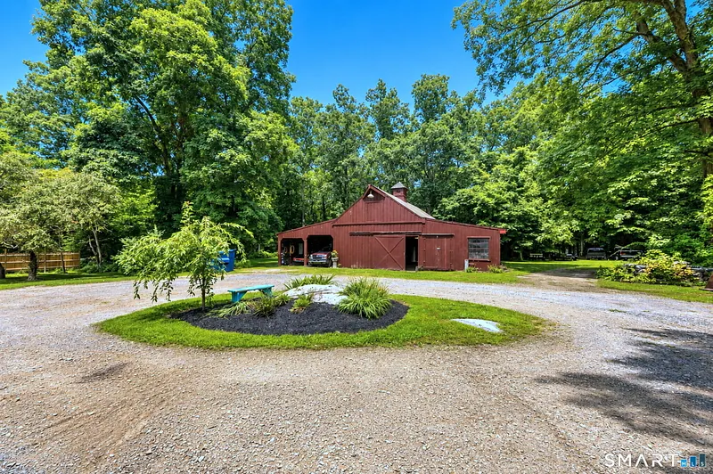 86 Spencer Hill Photo 32