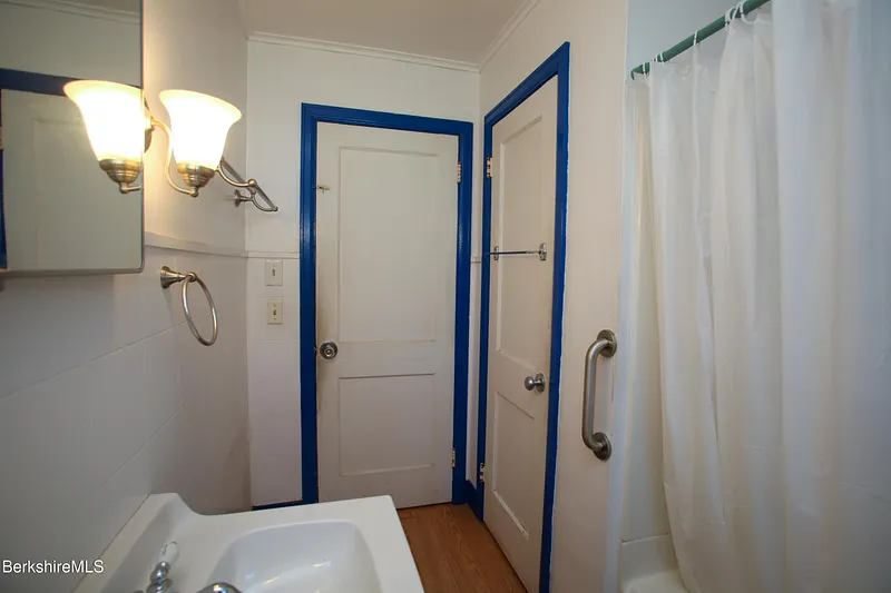 421 Elm St Photo 15