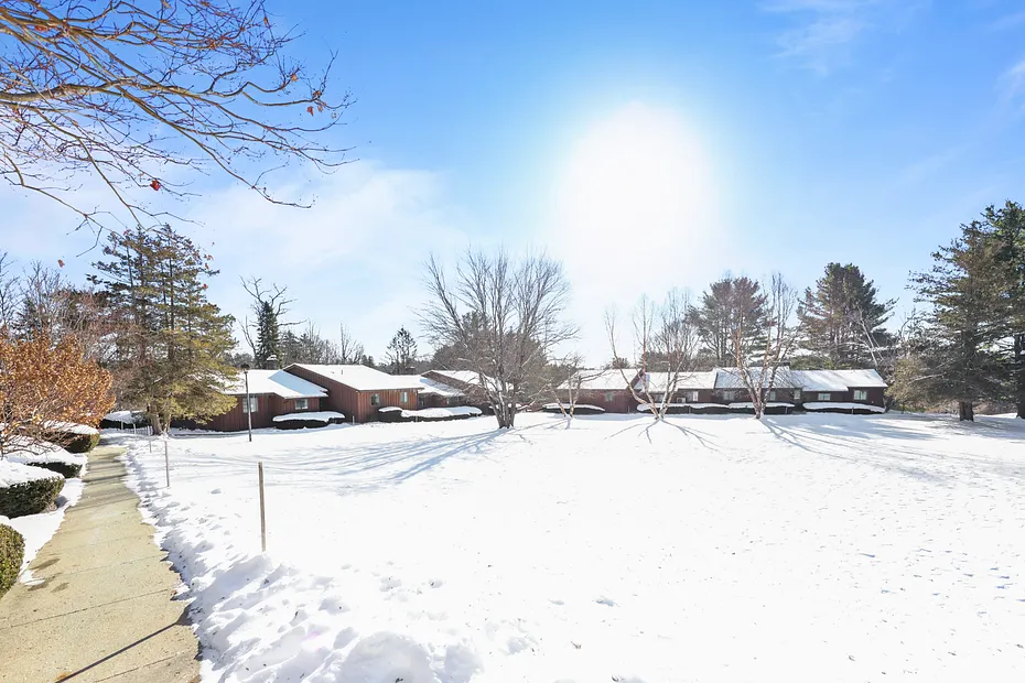 60 Churchill Crest Photo 2