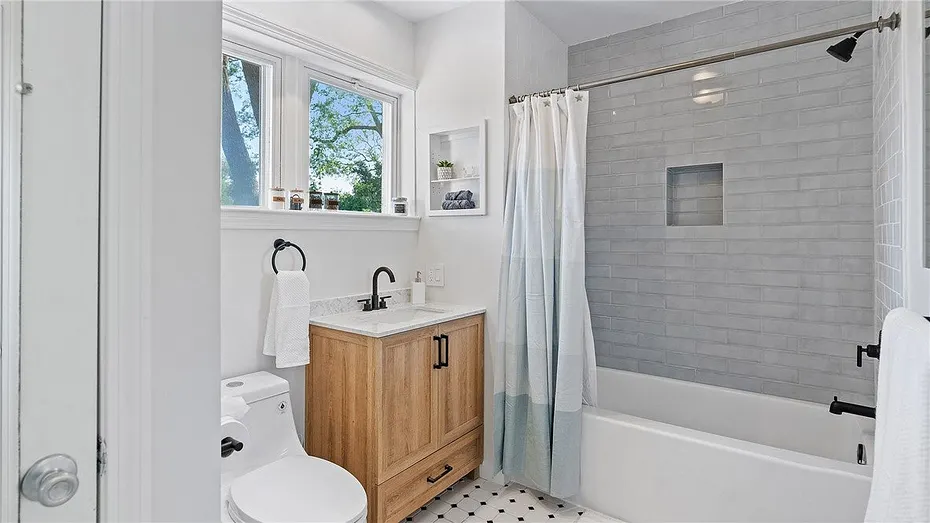 152 Tuckerman Avenue  #7 Photo 26