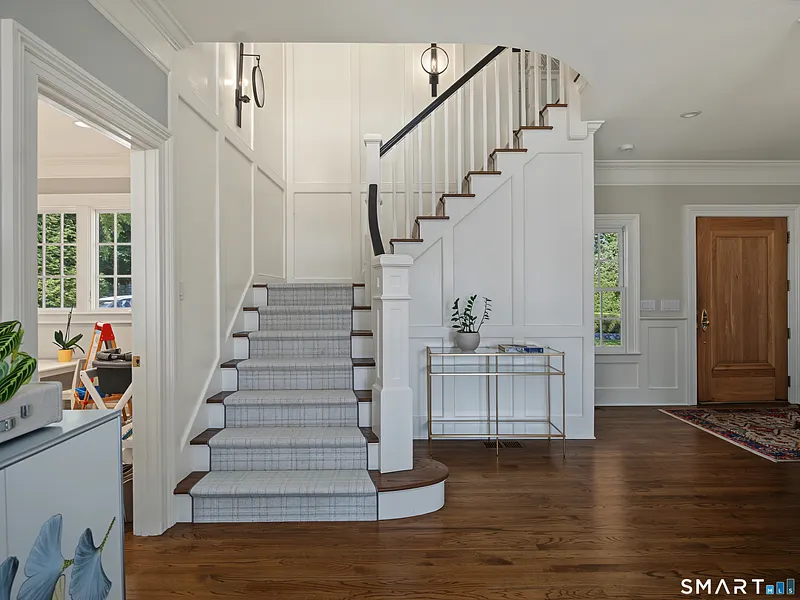 373 Boston Post Road Photo 19
