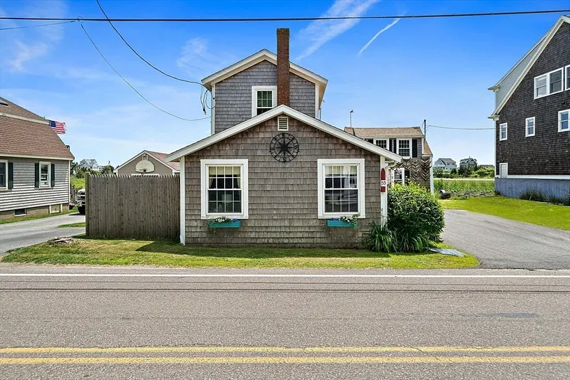 55 Central St Photo 7