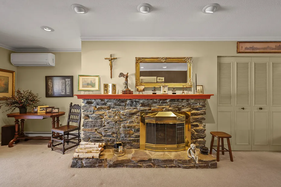 60 Churchill Crest Photo 9
