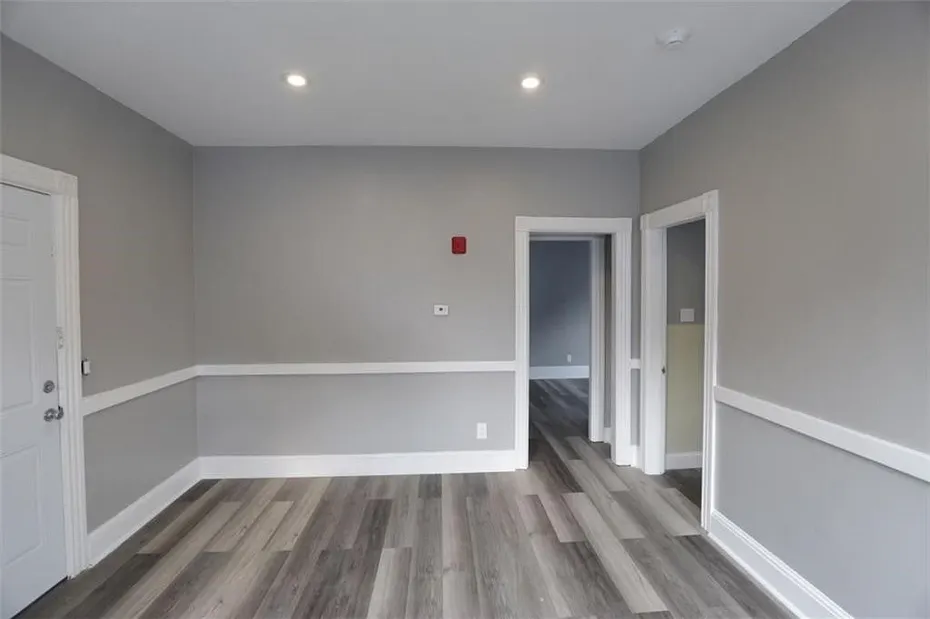 686 Broadway  #2R Photo 3