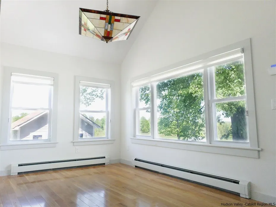 1091 Albany Post Road Photo 7