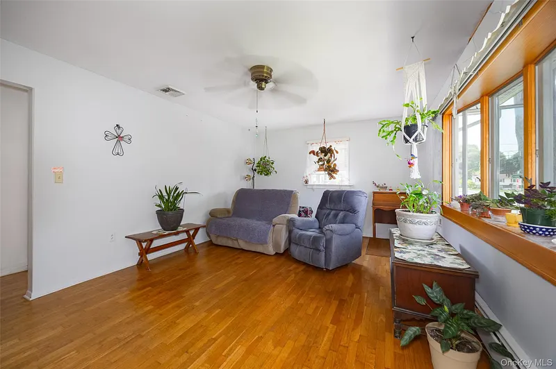 76 Phillips Street Photo 11