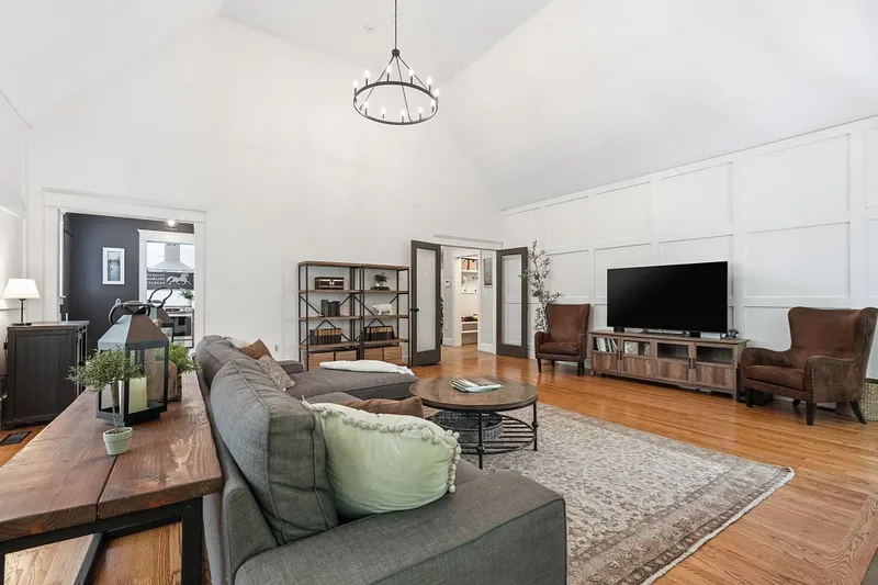 409 Henry St Photo 11
