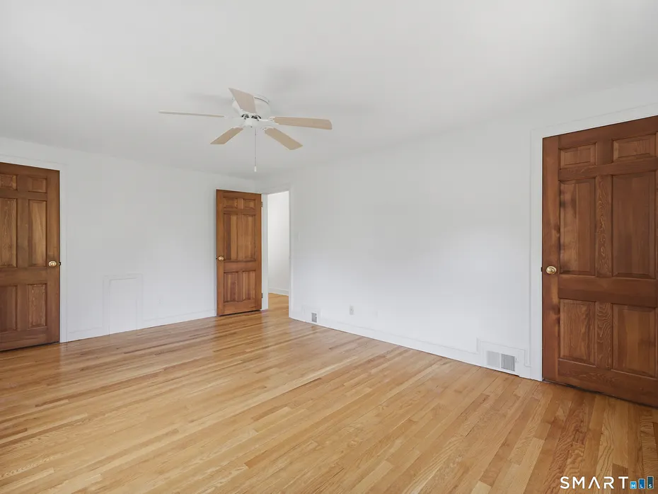 2409 Albany Avenue Photo 17