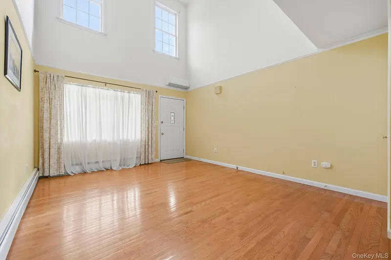 1069 Wolcott Avenue Photo 6