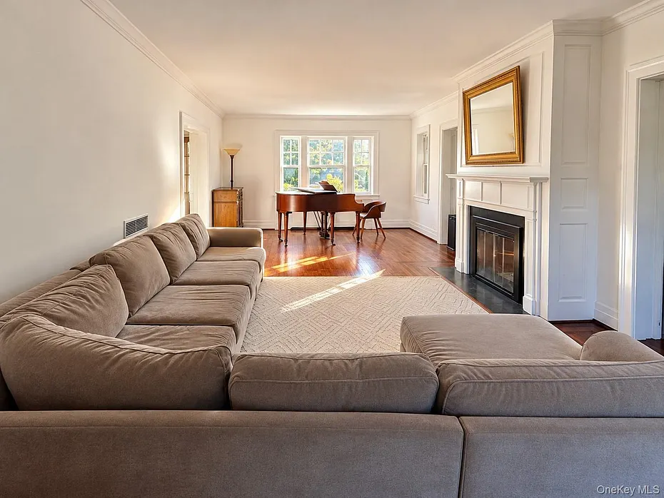 219 White Plains Road Photo 3