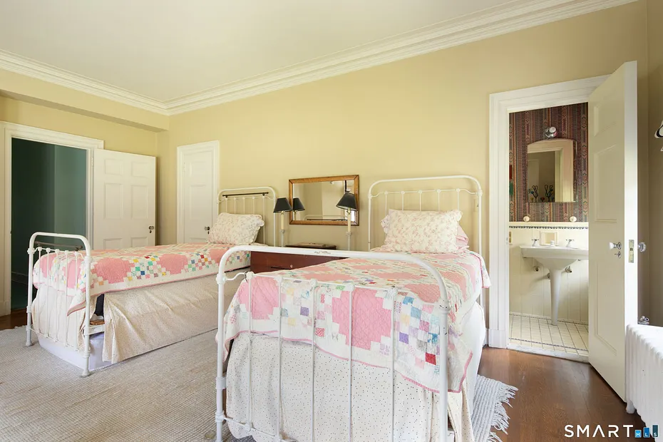 16-18 Laurel Way Photo 23