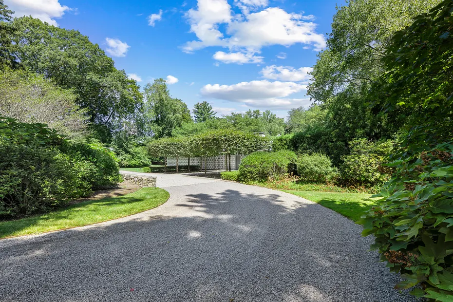 565 Oenoke Ridge Photo 1
