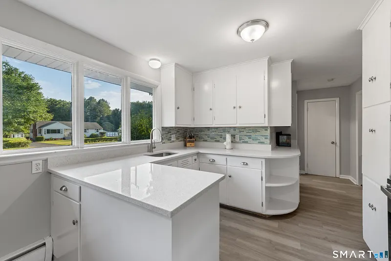 24 East Wintonbury Avenue Photo 4