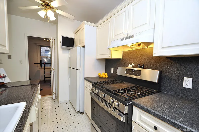230 Garth Road  #3B1 Photo 16