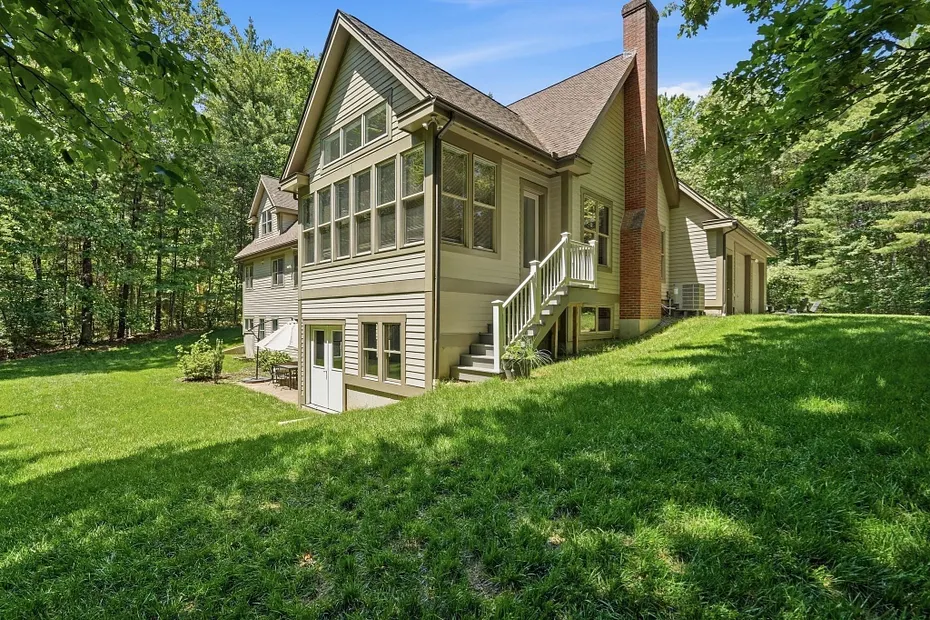 409 Henry St Photo 38