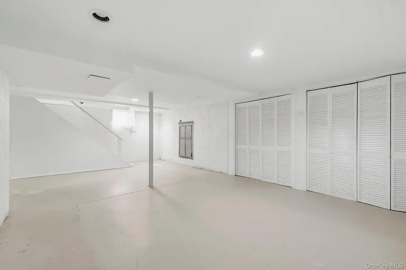 1069 Wolcott Avenue Photo 30