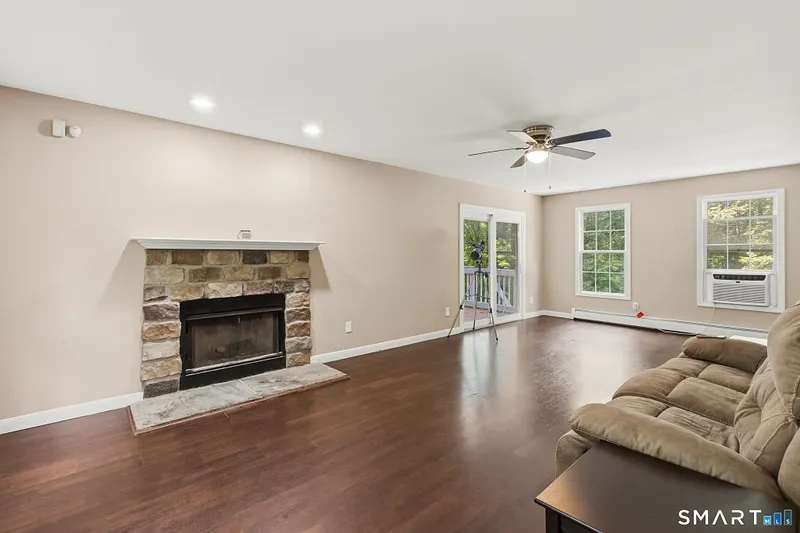 436 Tiffany Lane Photo 9