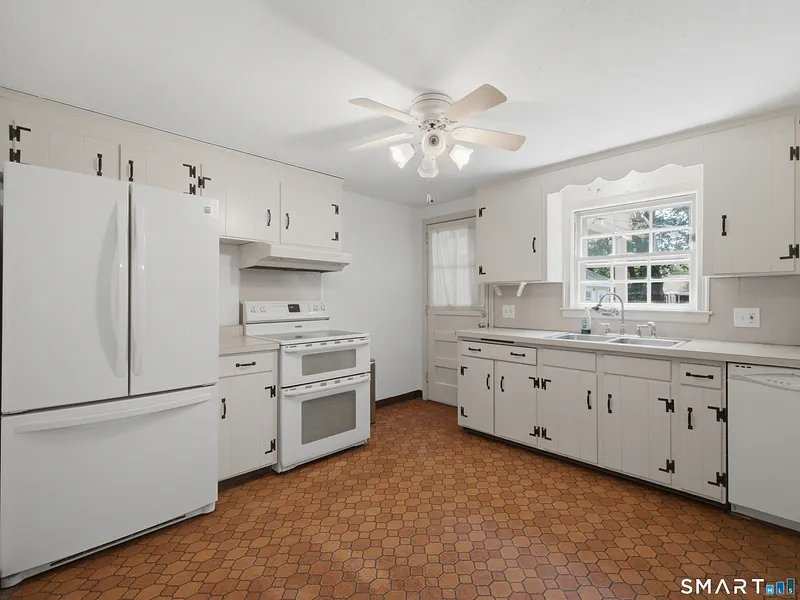 2409 Albany Avenue Photo 10