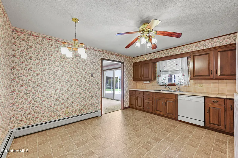 64 Devonshire Dr Photo 23