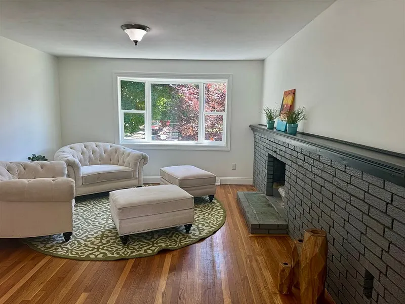645 W Chestnut Street Photo 5