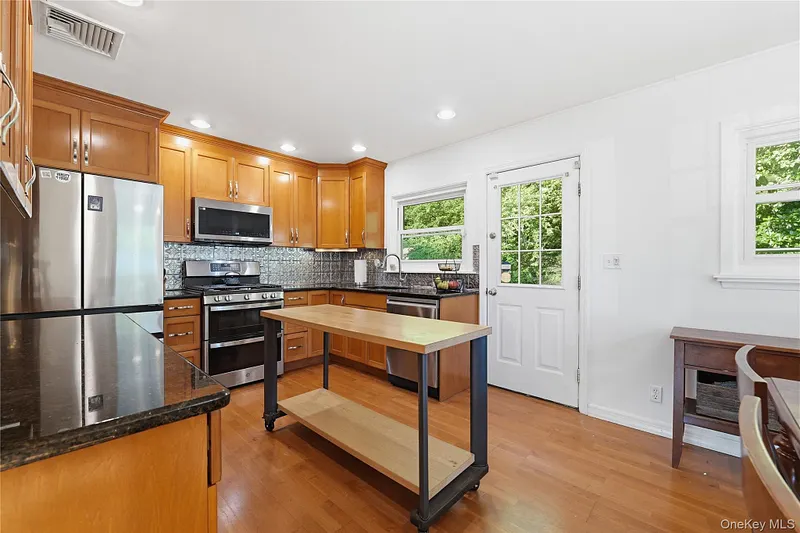 24 Lafayette Road Photo 6