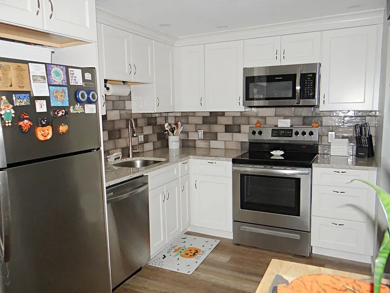 25 Marshall Ave Photo 3
