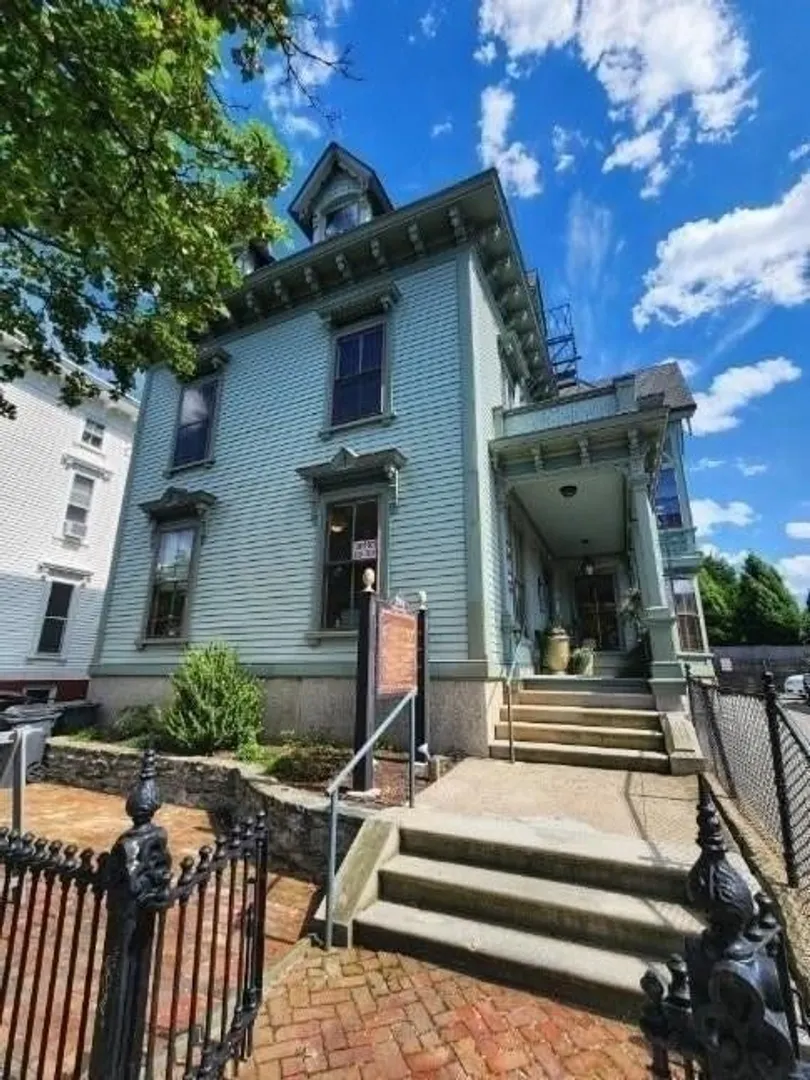 390 Broadway Avenue Photo 1