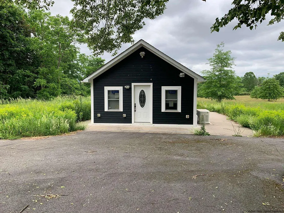 1091 Albany Post Road Photo 17