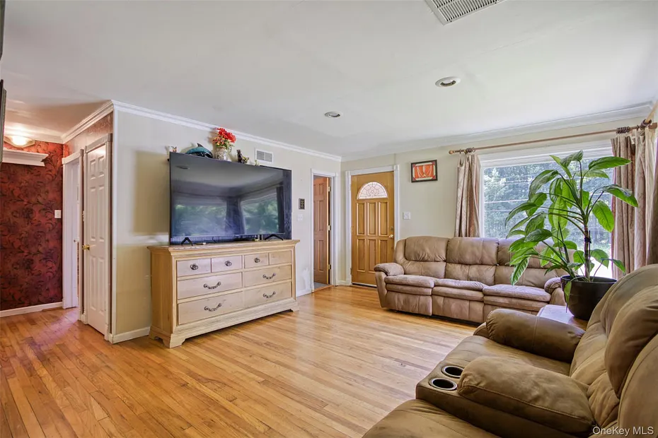 32 Mager Avenue Photo 3