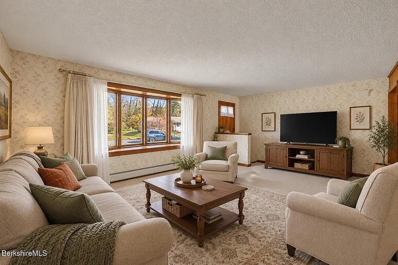 64 Devonshire Dr Photo 12