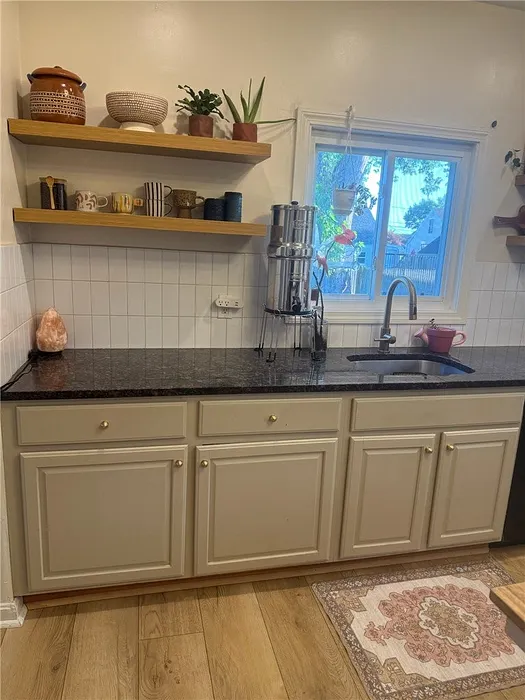 85 Ferris Street Photo 3