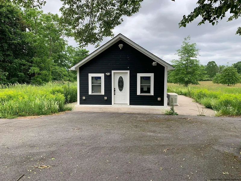 1091 Albany Post Road Photo 17