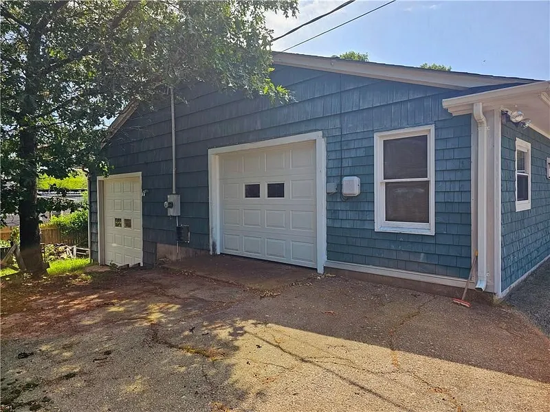 2196 Post Road Photo 2