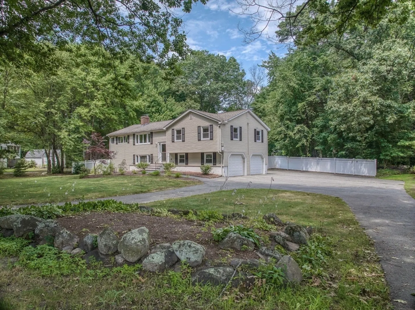 680 East Street Photo 4