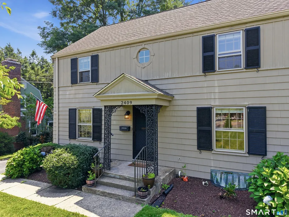 2409 Albany Avenue Photo 4