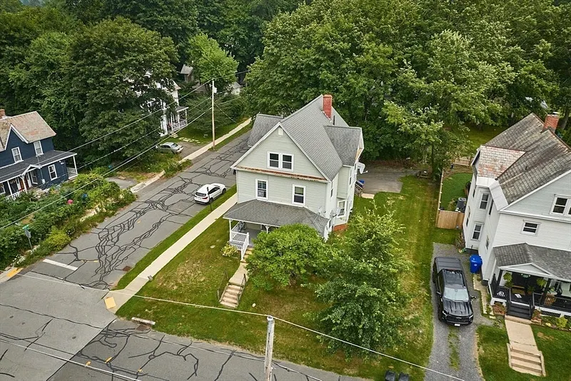 135 School St Photo 2