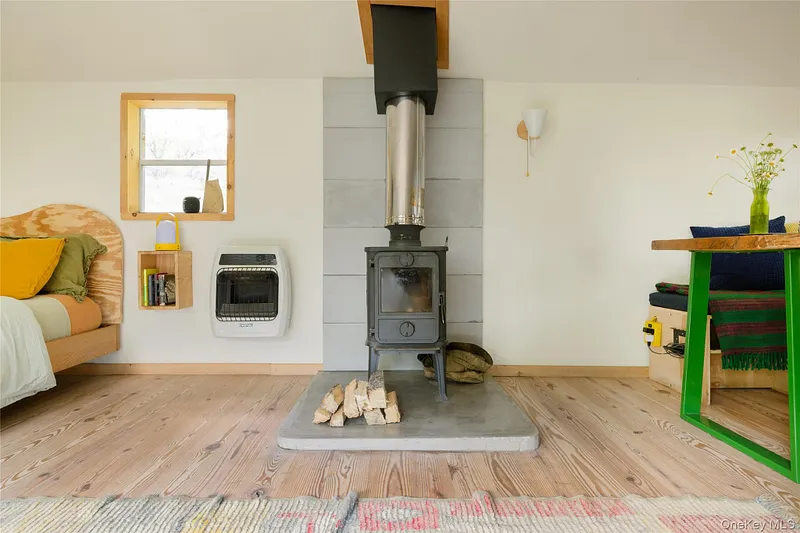 689 Church Road Photo 16
