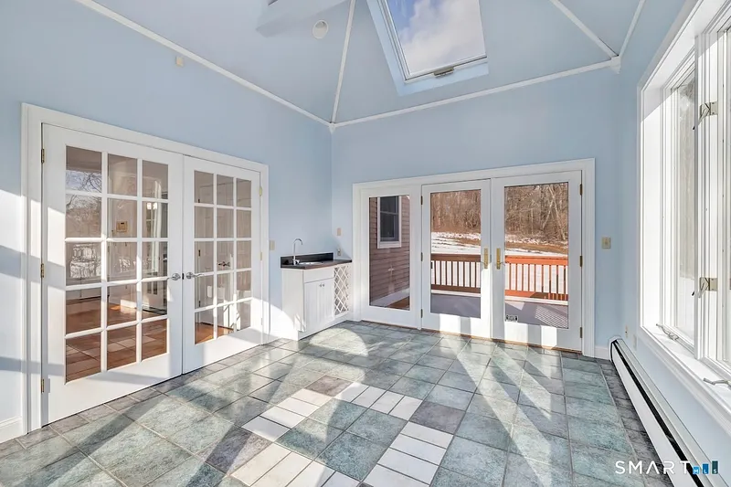 461 Amity Road Photo 24
